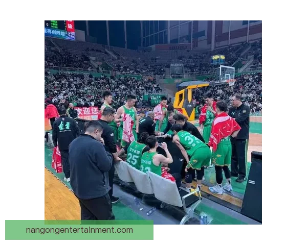 CBA季后赛激战正酣各队争夺总冠军形势一触即发 CBA季后赛激战正酣各队争夺总冠军形势一触即发